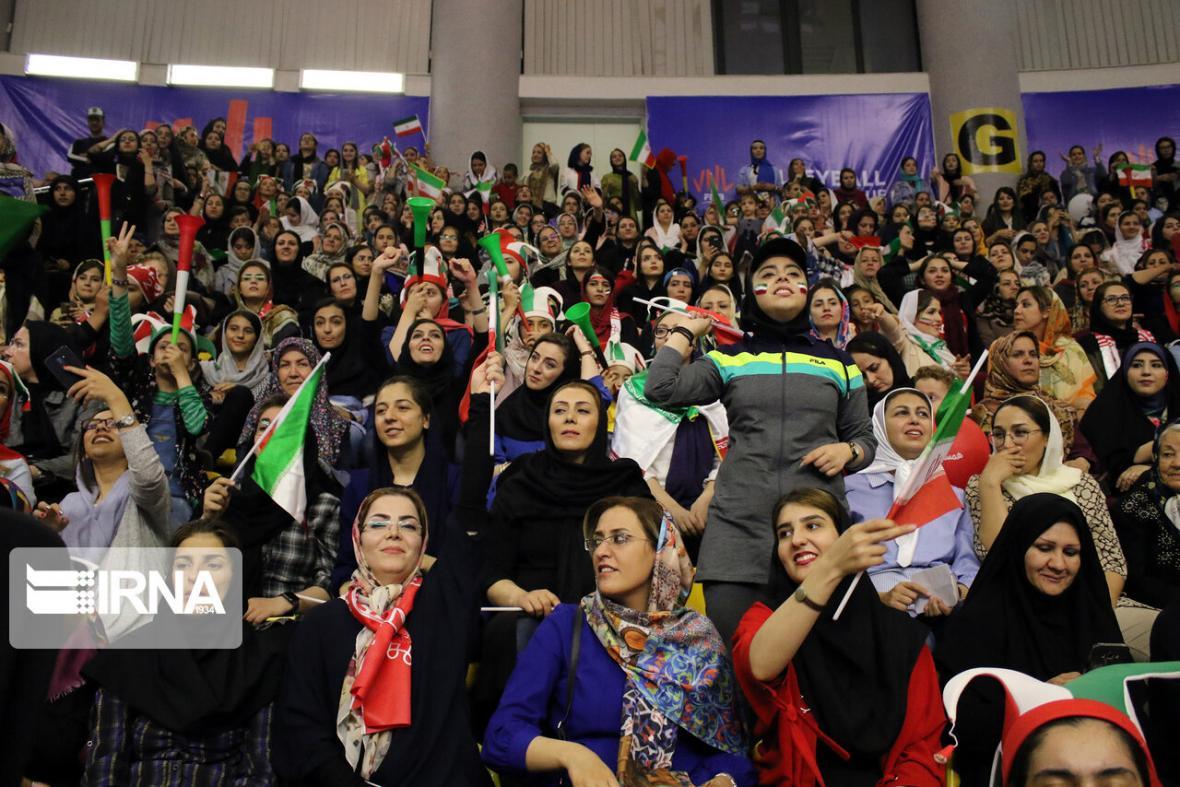 خبرنگاران پیروزی والیبال در ارومیه با حضور بانوان در استادیوم