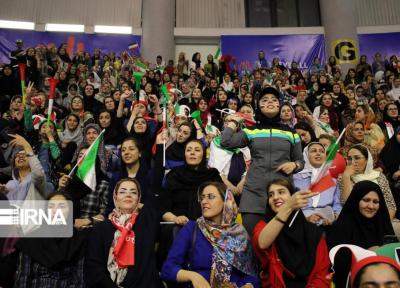 خبرنگاران پیروزی والیبال در ارومیه با حضور بانوان در استادیوم